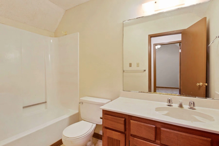 Abita_Springs-Chapman-intr-Upstairs Bath